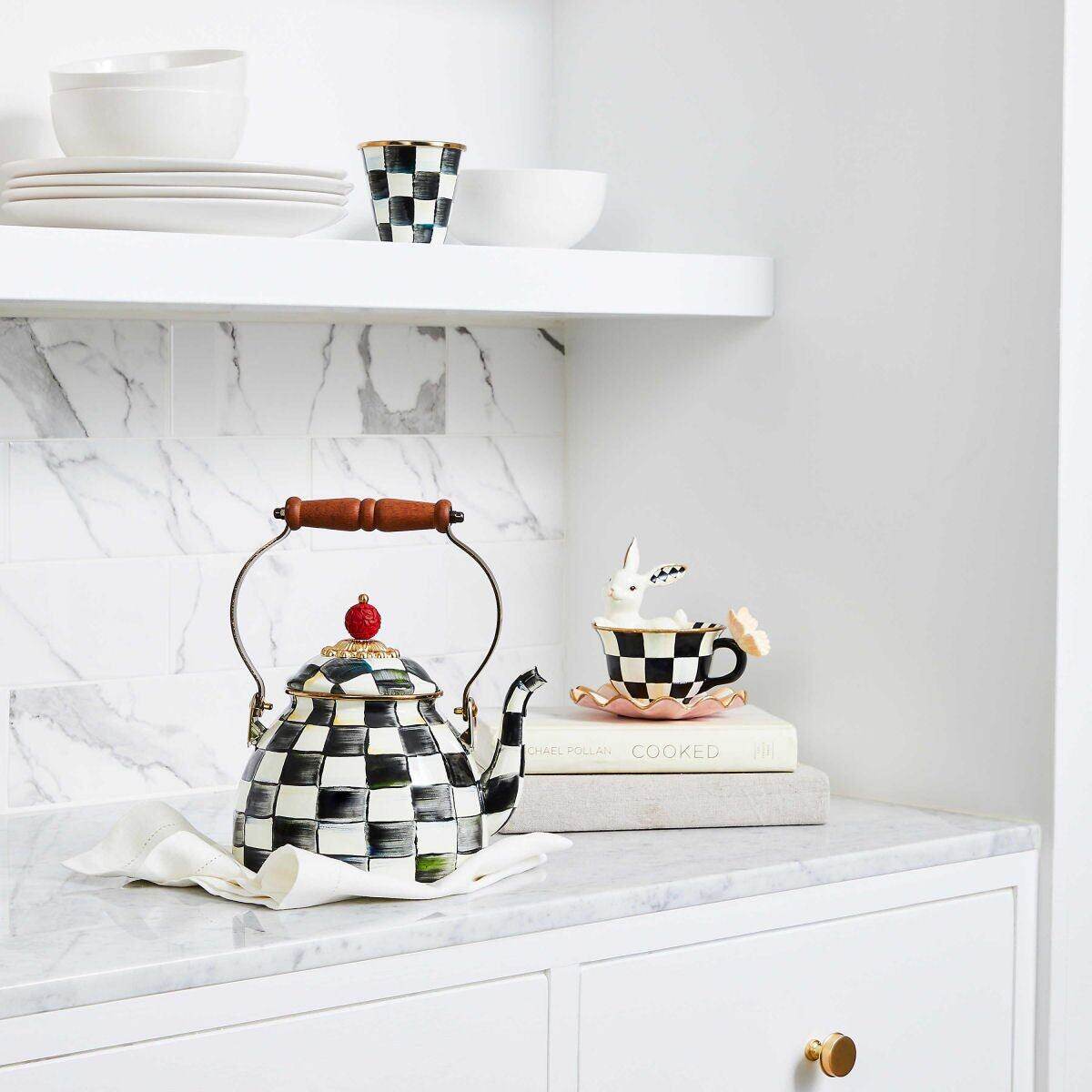 Iconic Black & White Courtly Check Enamel Tea Kettle 1,89L by MacKenzie-Childs